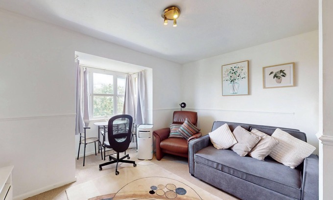 East Acton Apartment | Cozy Apartment - 10 minutes to Train Station