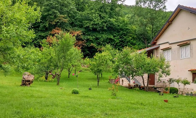 Gracac Apartment | Cozy apartment in Srb with WiFi