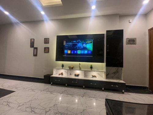 Islamabad Apartment | Cozy apartment, luxury amenities!