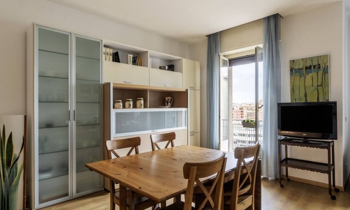 Aventine Apartment | Cozy apartment of 90 sqm, can accommodate up to 5 people, located on the sixth floor of a building with a lift (NOT suitable for disabled people).The property is located in an area well connected by public transport, the metro line B "Piramide" is 350 me