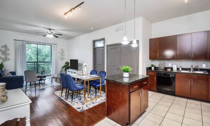 Greenway Plaza-Upper Kirby Apartment | Cozy Apartment w/King👑 Bed + Fast WiFi + Pets🐶🐈