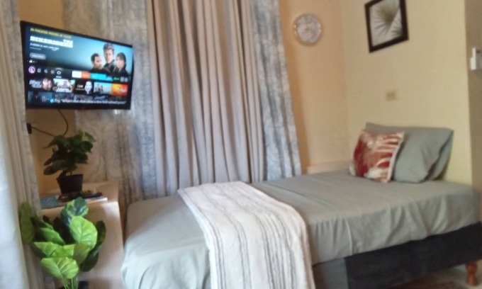 Wotton House | Cozy apartment with AC and WiFi , and very close to an active bus route .