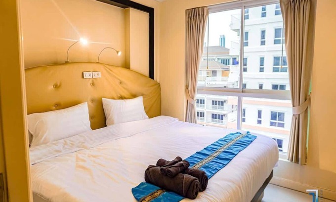Pratumnak Hill Condo | Cozy apartment with pool view in phra tamnak