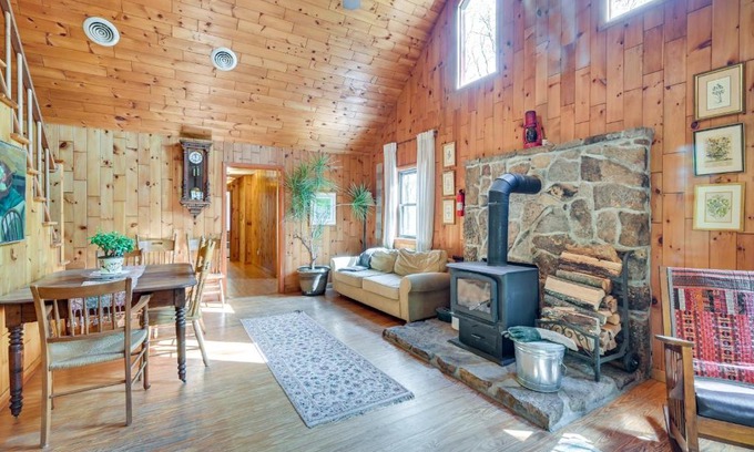 Great Cacapon House | Cozy Appalachian Getaway 5 Mi to Prospect Peak!