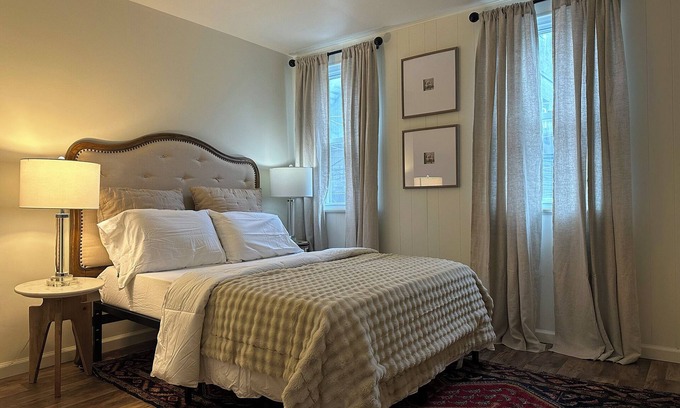 Blawnox House | 🌟🎨COZY ART HOME in Fox Chapel area by restaurants, bars, shops & hospital!