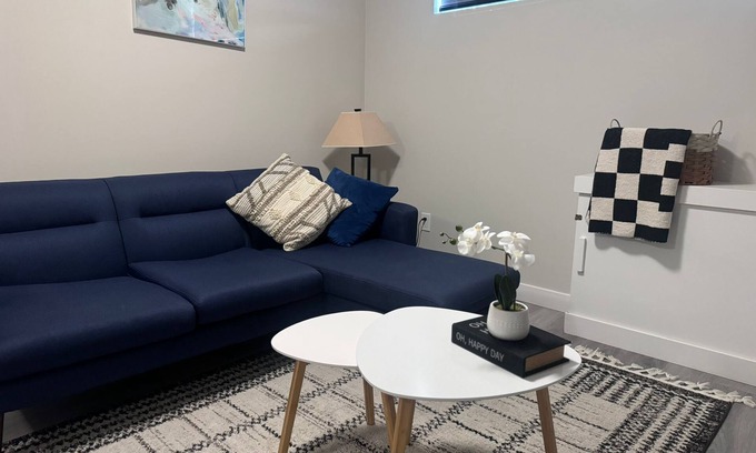 St. James House | Cozy basement suite near Airport