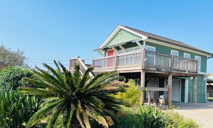 Crystal Beach House | Cozy Beach Bungalow for Couple