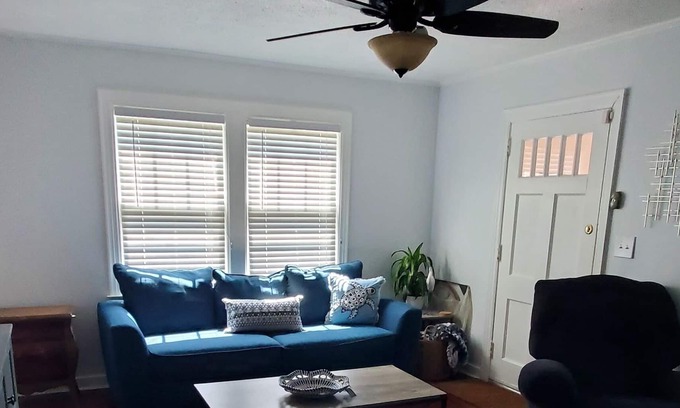 Biloxi Cottage | Cozy Beach Cottage 2 minutes from beach