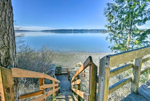 La Conner House | Cozy Beachouse View and Deck, Steps from Skagit Bay
