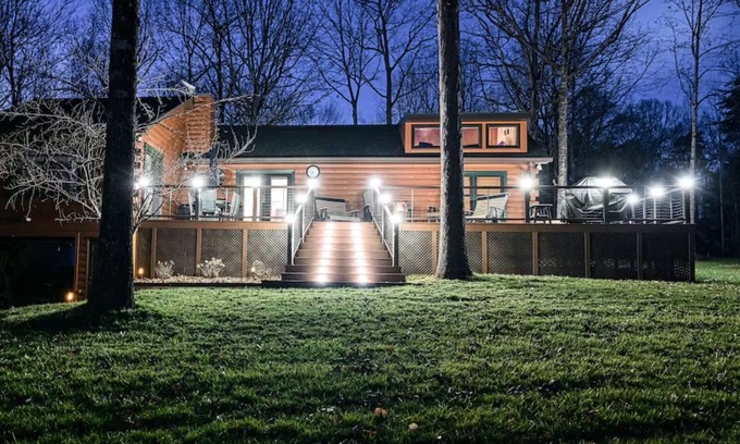 Mineral Cabin | Cozy Bear Cabin provides lakeside living, boathouse bar and yes.pickle ball.