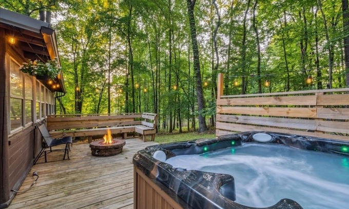 Kabletown Cabin | Cozy Bear-Themed Mountain Cabin in Harpers Ferry with Relaxing Jacuzzi Hot Tub