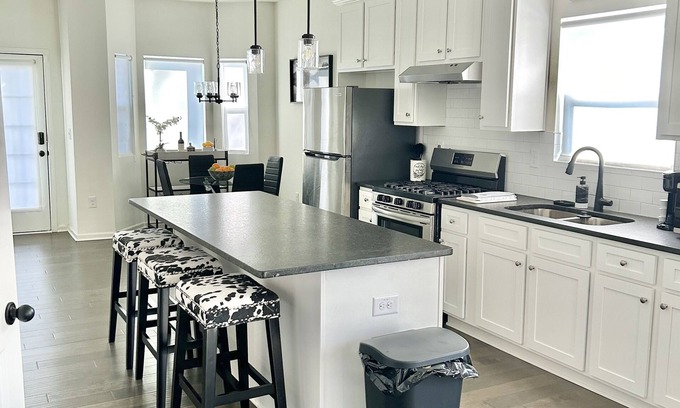 Washington Park House | Cozy Big Blue getaway near downtown Atlanta