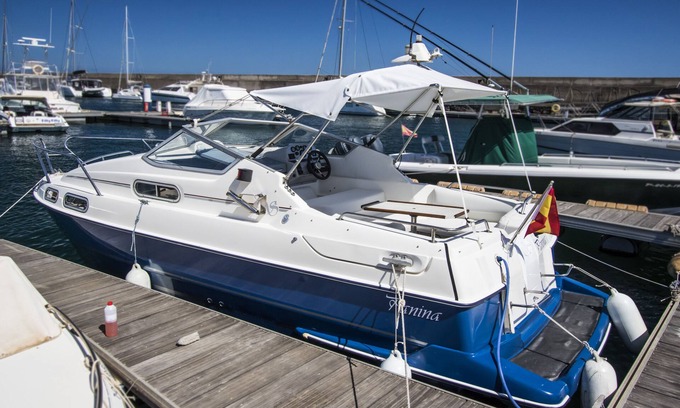 Tias Boat Rental | Cozy boat to unwind by the ocean