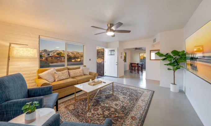 St. Francis Cabrini Apartment | Cozy & Bright/2 BR 1 BA/Central/Spotless