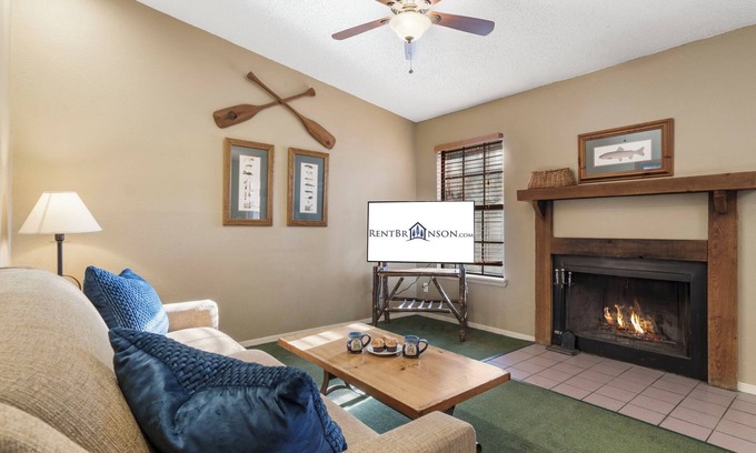 Kimberling City House | Cozy Bungalow w Boat Slip-Free Daily Tickets-Table Rock Lake Access-Outdoor Pool-Mini Golf