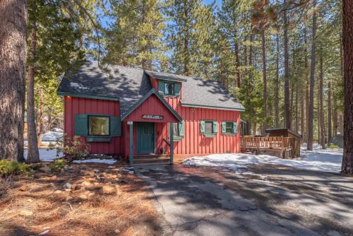 Tahoe Vista House | Cozy Cabin 5 Min Walk to Lake Tahoe Hot-Tub Excellent Location