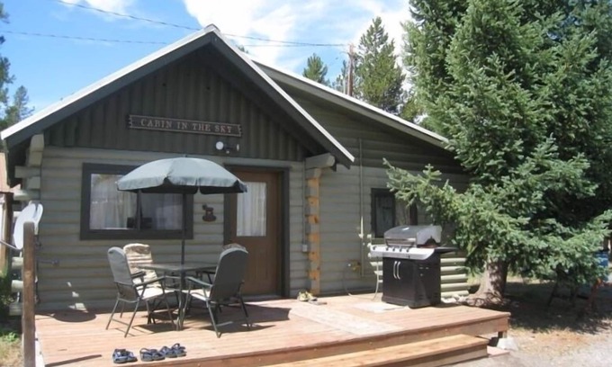 West Yellowstone Cabin | Cozy cabin a minute from Yellowstone. Book now for your Winter Wonderland stay!