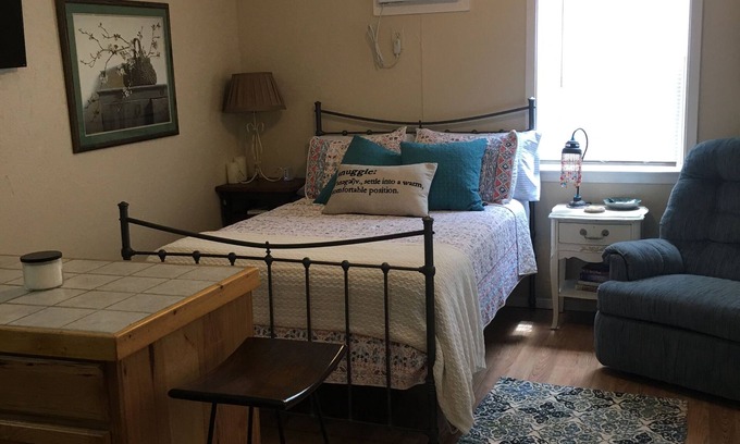 Lufkin Cabin | Cozy Cabin by the Pond