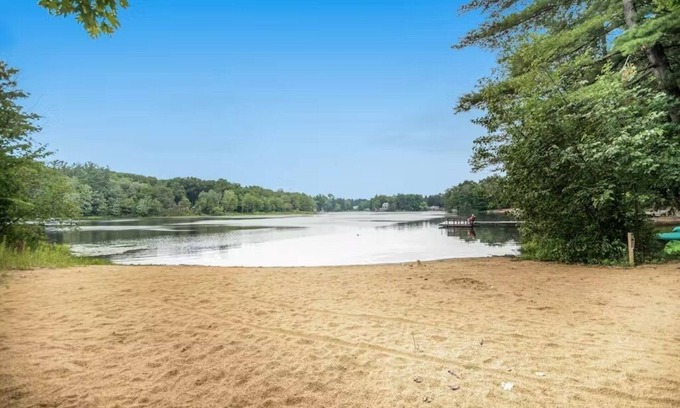 Holland Cottage | Cozy Cabin Getaway with Private Hot Tub & Lake Access in Saugatuck!
