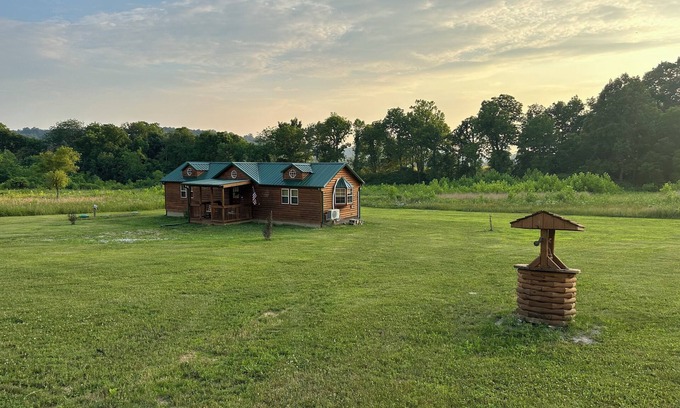 Laurelville Cabin | Cozy cabin in Hocking Hills, Wifi, close to all attractions of Oldman cave .