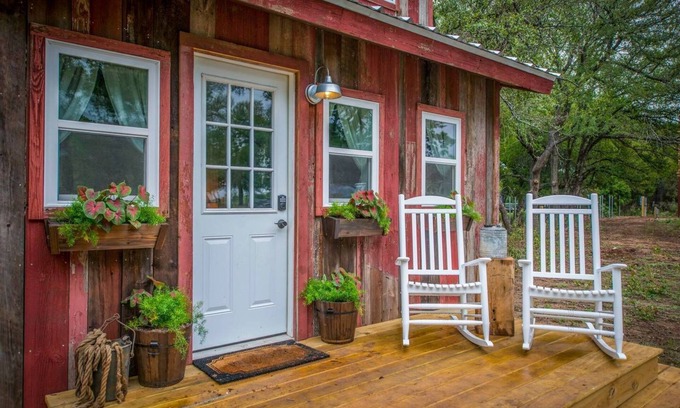 Waco Apartment | Cozy Cabin "Little Red Hen" 12 min to Magnolia