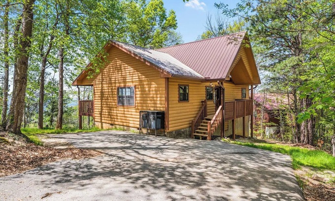 Gatlinburg - Pigeon Forge Cabin | Cozy Cabin Near Dollywood w/Hot Tub & Games