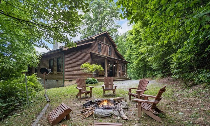 Apple Ridge Cabin | Cozy Cabin Nestled in Wooded Setting