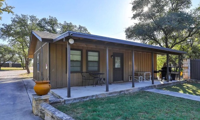 Brownwood House | Cozy Cabin on Cove - Lakefront