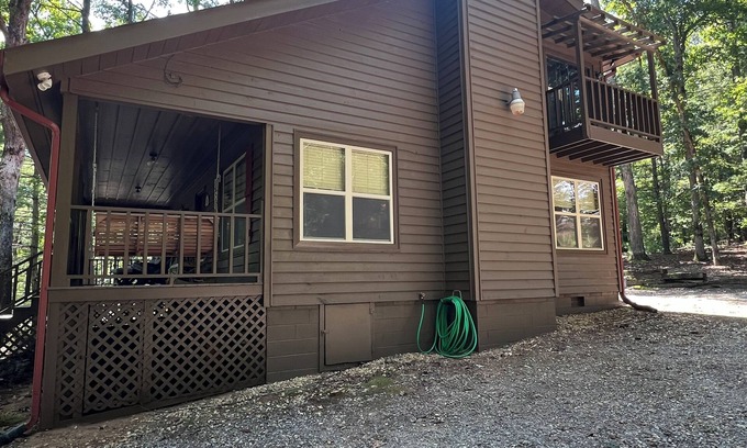 Blairsville Cabin | Cozy cabin on wooded acre, fire pit, games, fully equipped. UCSTR License#020096