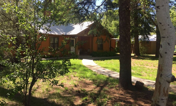 Pinetop-Lakeside Cabin | Cozy Cabin Only 5 Blocks From Rainbow Lake! Walk To Fishing! Great Rates!
