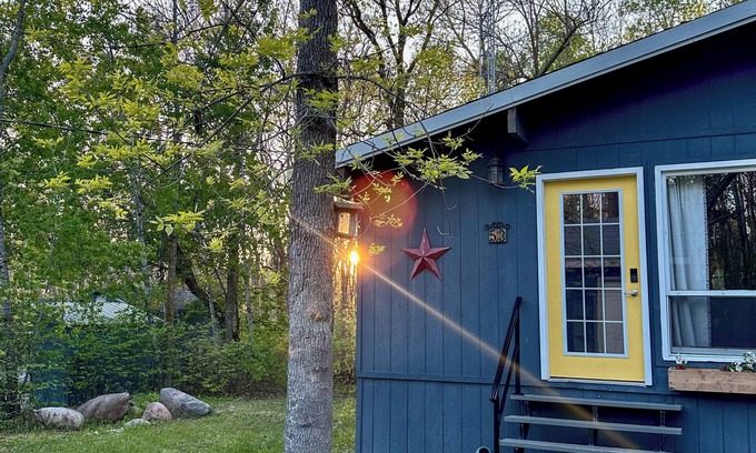 Beaconia Cabin | Cozy Cabin Retreat Lakeview Bay