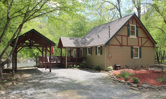 Ellijay Cabin | Cozy cabin right on Coosawatee River with Hot Tub near Hiking and Wineries