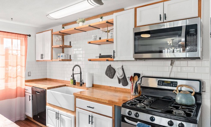 Landers Cabin | Cozy Cabin w/Hot Tub, Stargazing, Movie Theatre, Private & Secluded 2.5 Acres