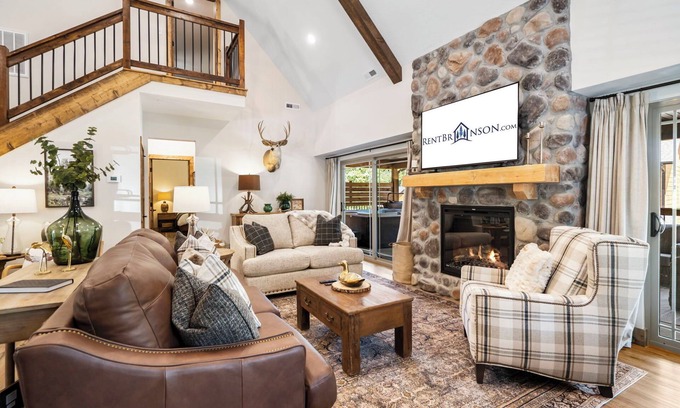 Branson House | Cozy Cabin w Private Hot Tub-Free Tickets-Cmty Indoor/Outdoor Pool-Near Table Rock