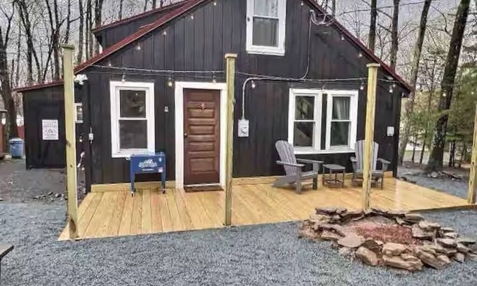 White Mills Cabin | Cozy Cabin with Fireplace, Firepit, Close to Lake