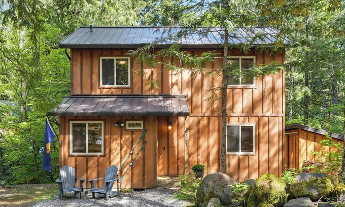 Rhododendron Cabin | Cozy cabin with private hot tub - Trails and Sandy River nearby - Sleeps 7