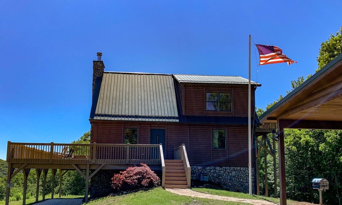 West Jefferson Cabin | Cozy Cabin with Wi-Fi & Views @ Over the River