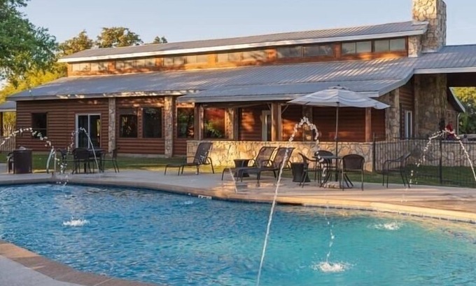 La Hacienda Estates Cabin | Cozy cabin with WiFi, fitness room in cool Austin
