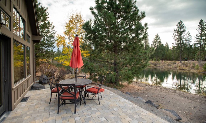 Sunriver Cabin | Cozy Caldera Stay with A/C, Hot Tub & Ping Pong