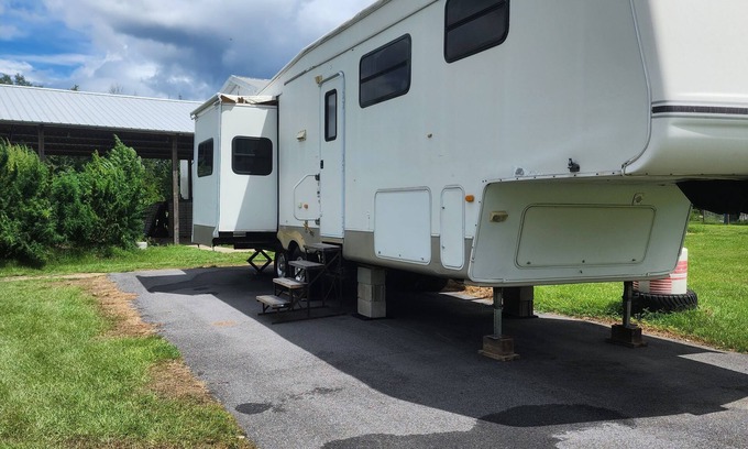 Cottondale RV Rental | Cozy campground in beautiful Cottondale with AC