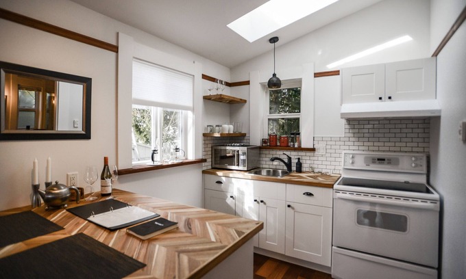 Saanich East House | Cozy Carriage House