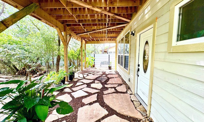 San Antonio Apartment | Cozy Casita in charming San Antonio Close to sea world- downtown-fiesta Texas