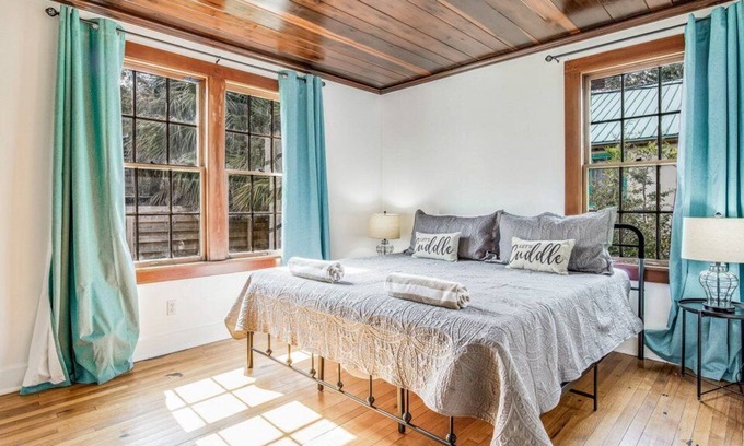 New Warrington House | Cozy & Cheerful Bayside Home Near NAS & Downtown