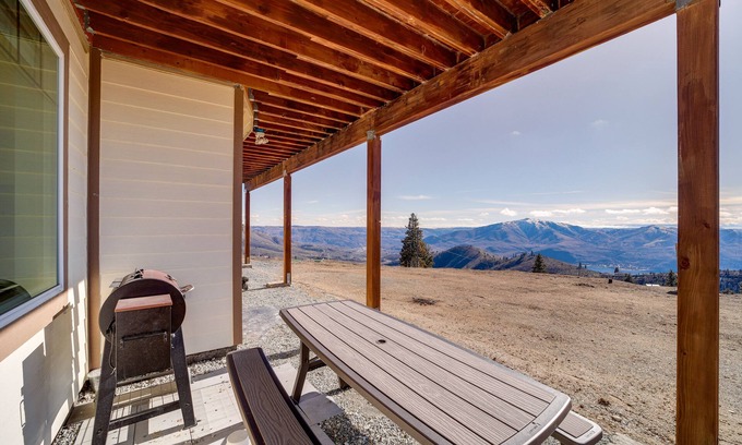 Chelan Apartment | Cozy Chelan Apartment w/Epic Mountain Views!
