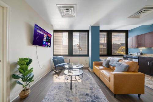 Downtown Pittsburgh Apartment | Cozy Chic DOWNTOWN PITTSBURGH 7TH FLOOR VIEWS FAST WIFI 24-7 Gym Lounge Roku
