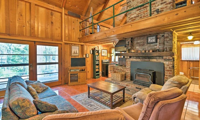 West Village House | Cozy Choice Wood Cabin- 5 Minutes from Shaver Lake
