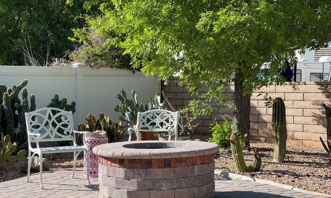 Silver Lakes Country Club House | Cozy & Classic House with Home Office & Yard