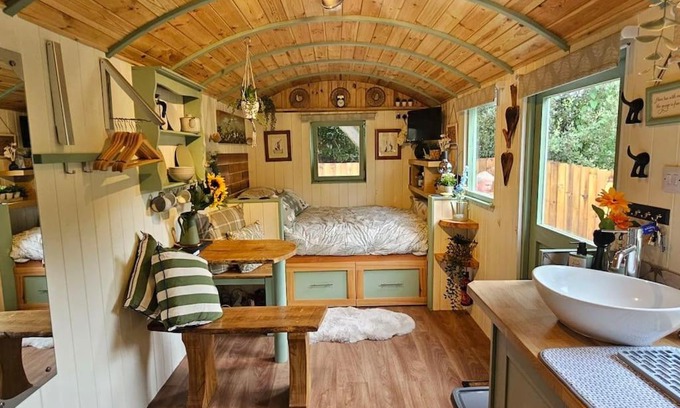 Northampton House | Cozy Cobblers Cabin