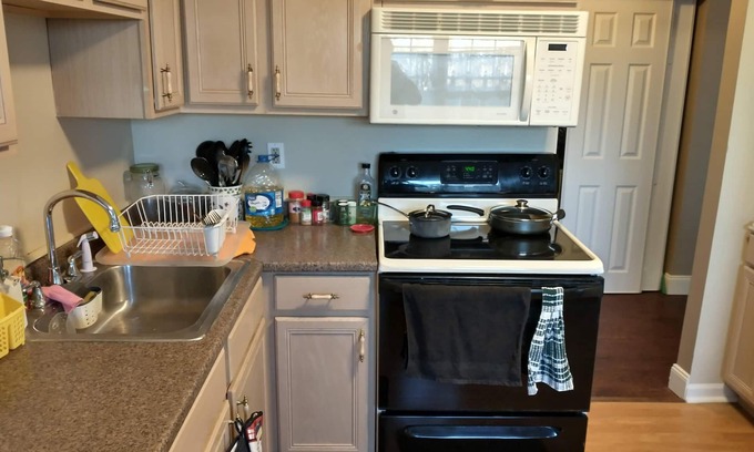 Keansburg Condo | Cozy condo at the Raritan Bay/Jersey Shore - Bus to NYC at corner