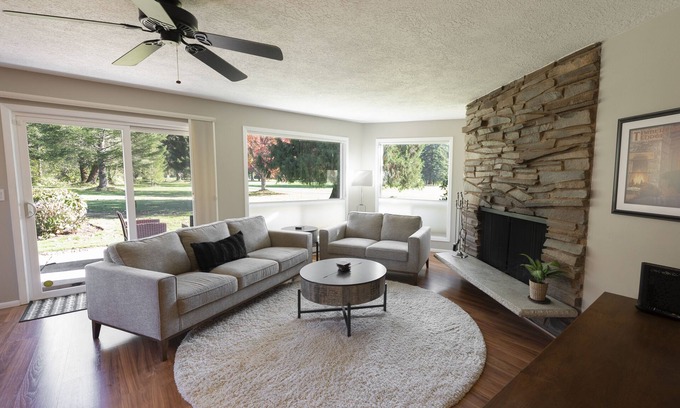 Welches Condo | Cozy Condo in Mount Hood Village! A short drive to hiking & Mt.Hood ski resorts!